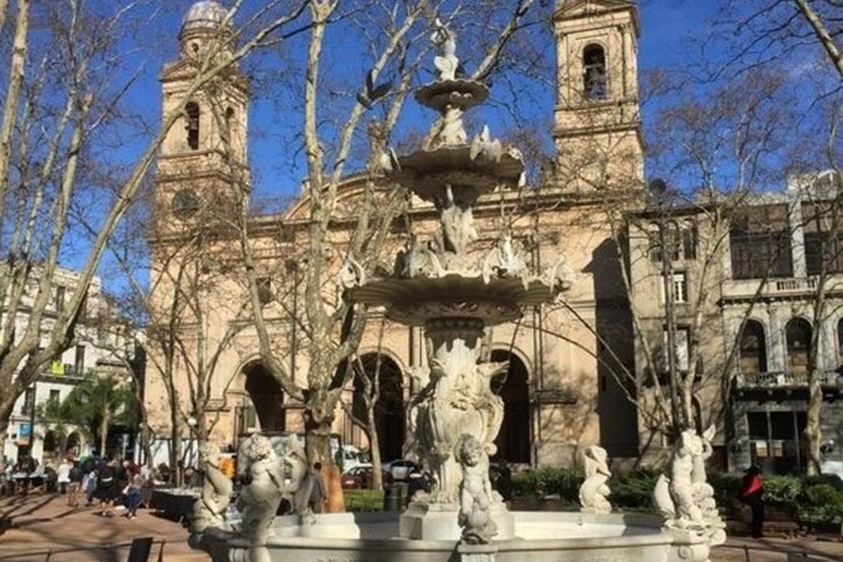una fuente frente a un edificio con una iglesia
