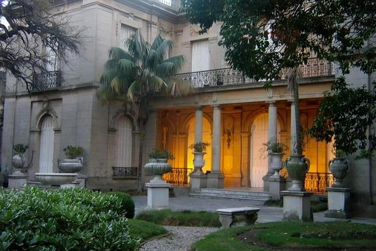 Un gran edificio con un porche y un patio.