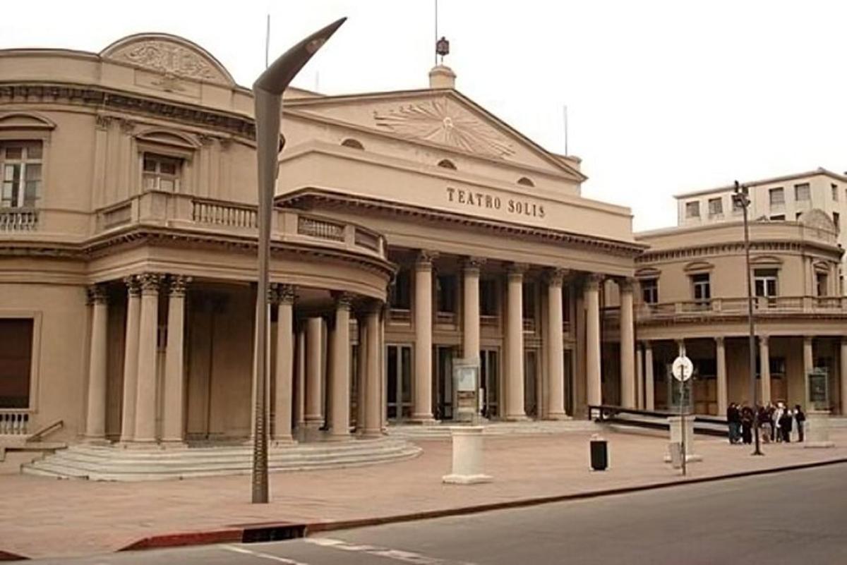 Un gran edificio con gente parada frente a él.