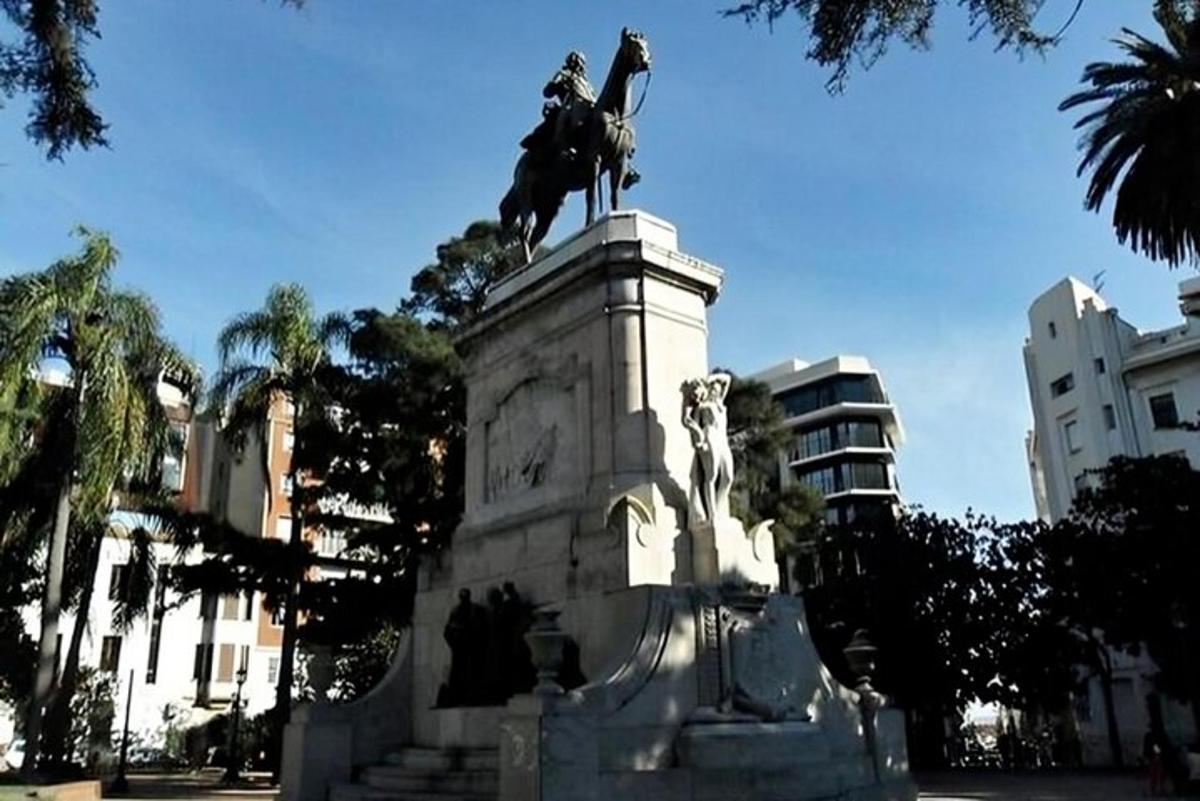 une statue d'un homme à cheval sur un piédestal