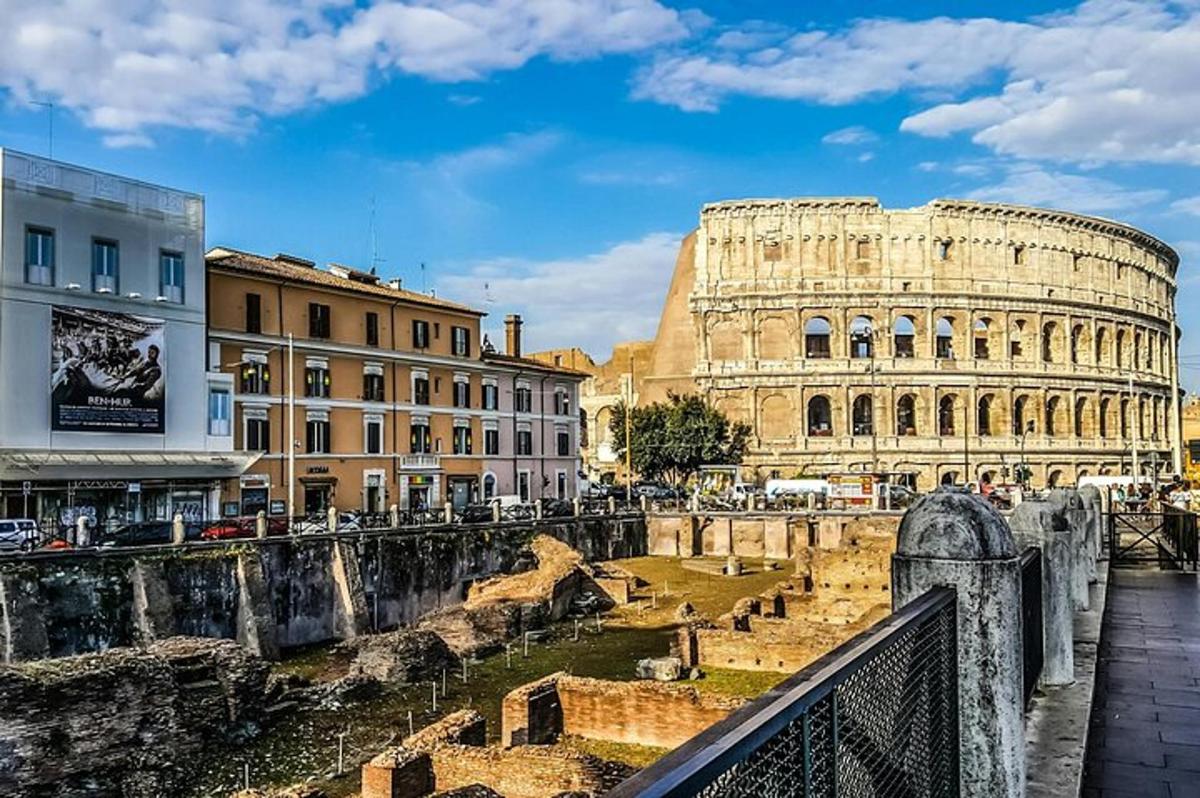 uma vista do coliseu e do coliseu e dos edifícios