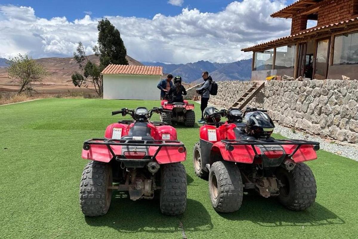 un grup de patru ATV-uri pe un teren cu iarbă