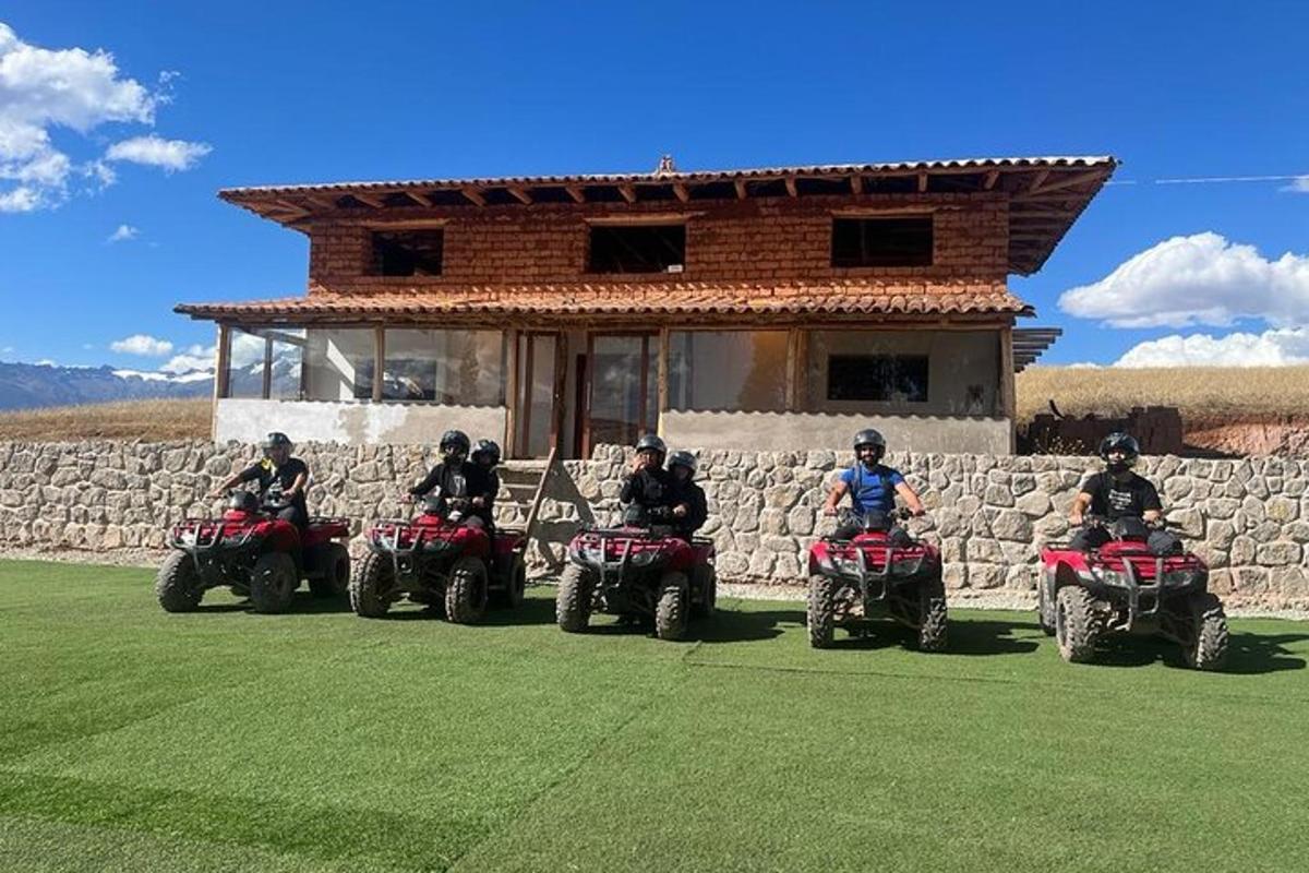 grupp inimesi ATV-del hoone ees