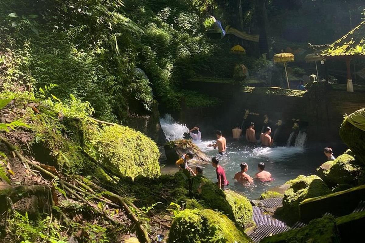 滝の水の中にいる人々のグループ