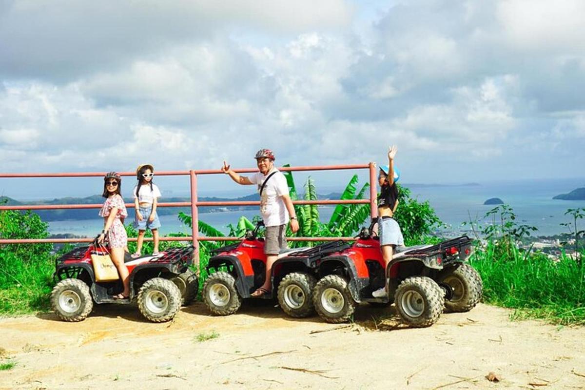 un gruppo di persone che guidano quad su una collina