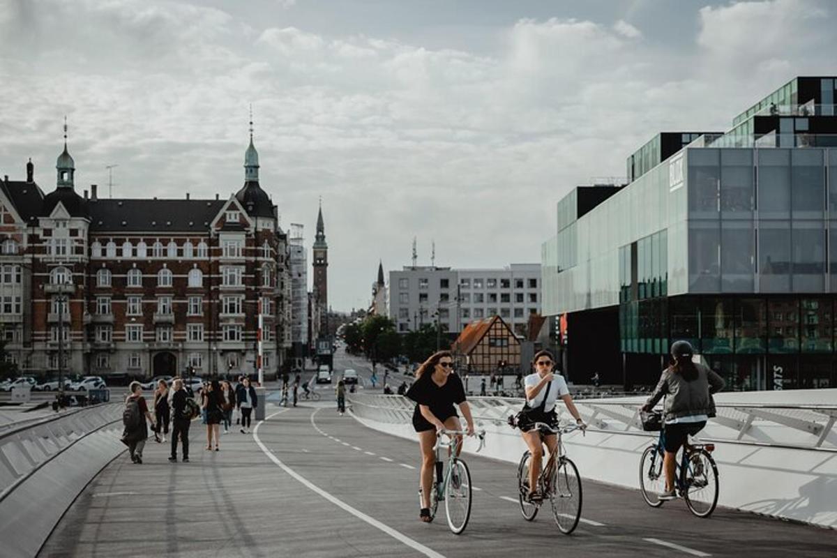 människor som cyklar på en bro i en stad