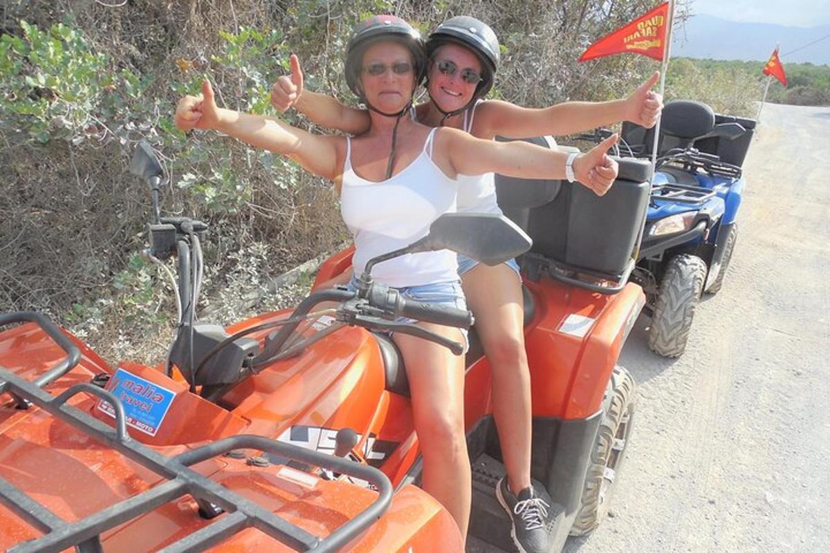 kaks naist sõidavad ATV-l
