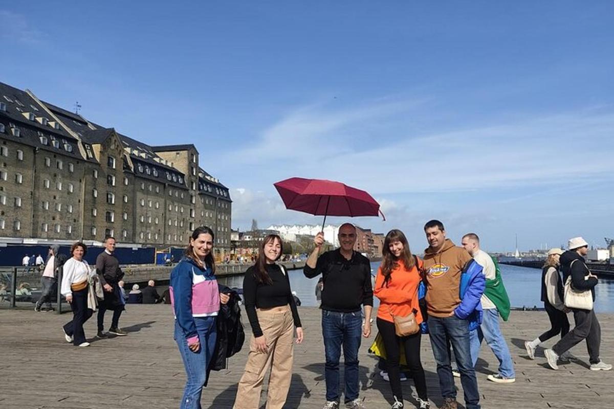 un groupe de personnes debout sous un parapluie rouge