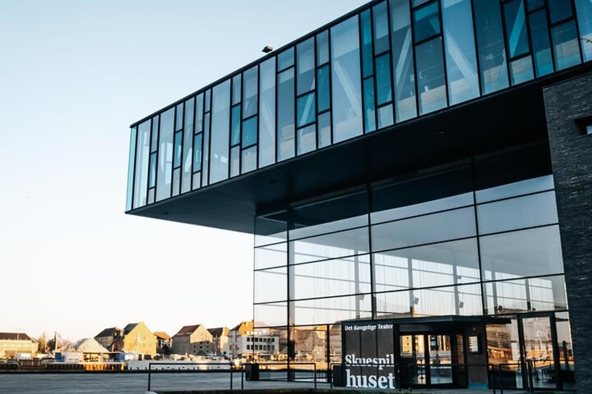 un bâtiment en verre avec une enseigne sur le côté