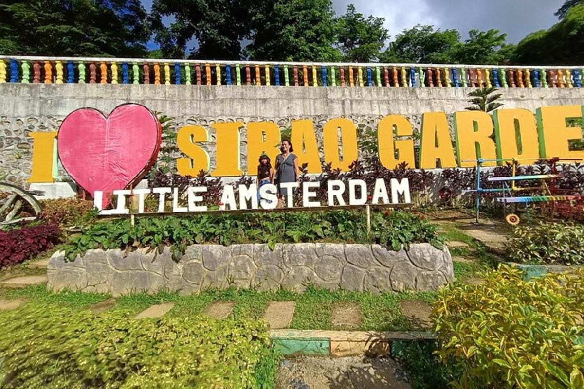 Un cartel para un jardín con un corazón.