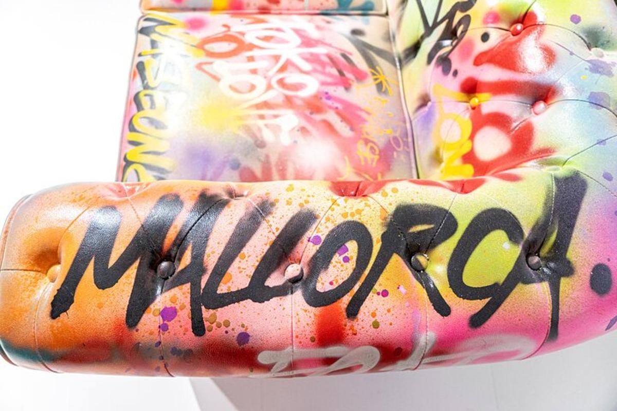 un vaso colorato con la parola "grazie" scritta sopra