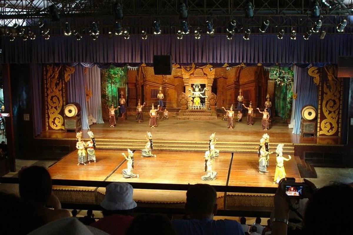 grupa tancerzy na scenie w teatrze