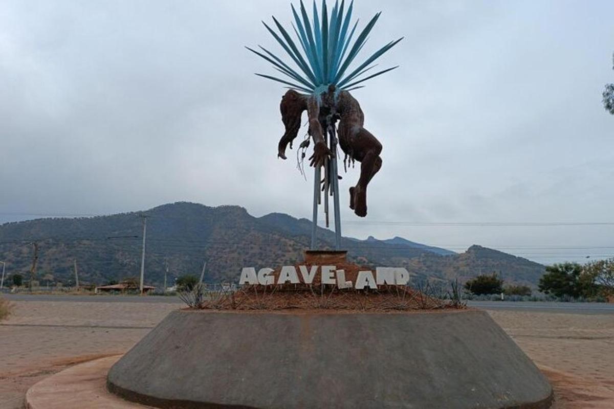 uma estátua de um pássaro em uma bicicleta em uma rampa