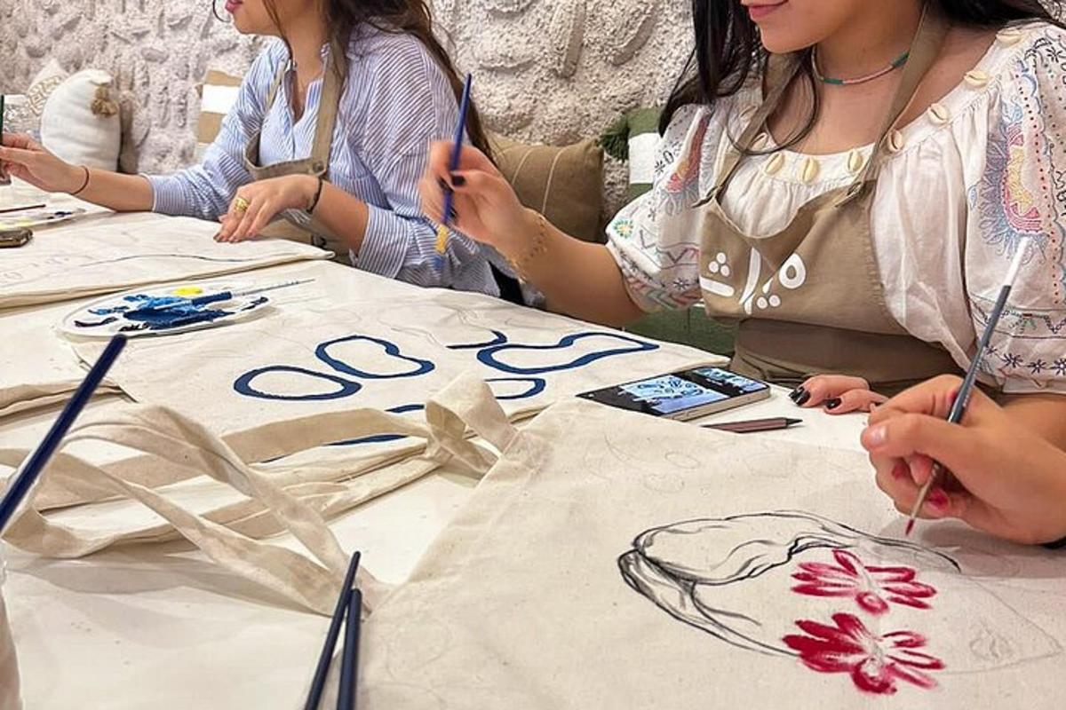 테이블에 앉아 그림 작업을 하는 두 여자
