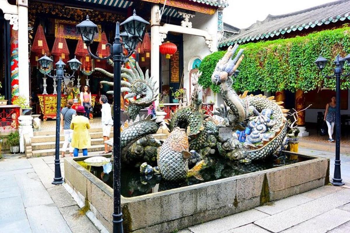 Una estatua de animales en una fuente frente a un edificio.