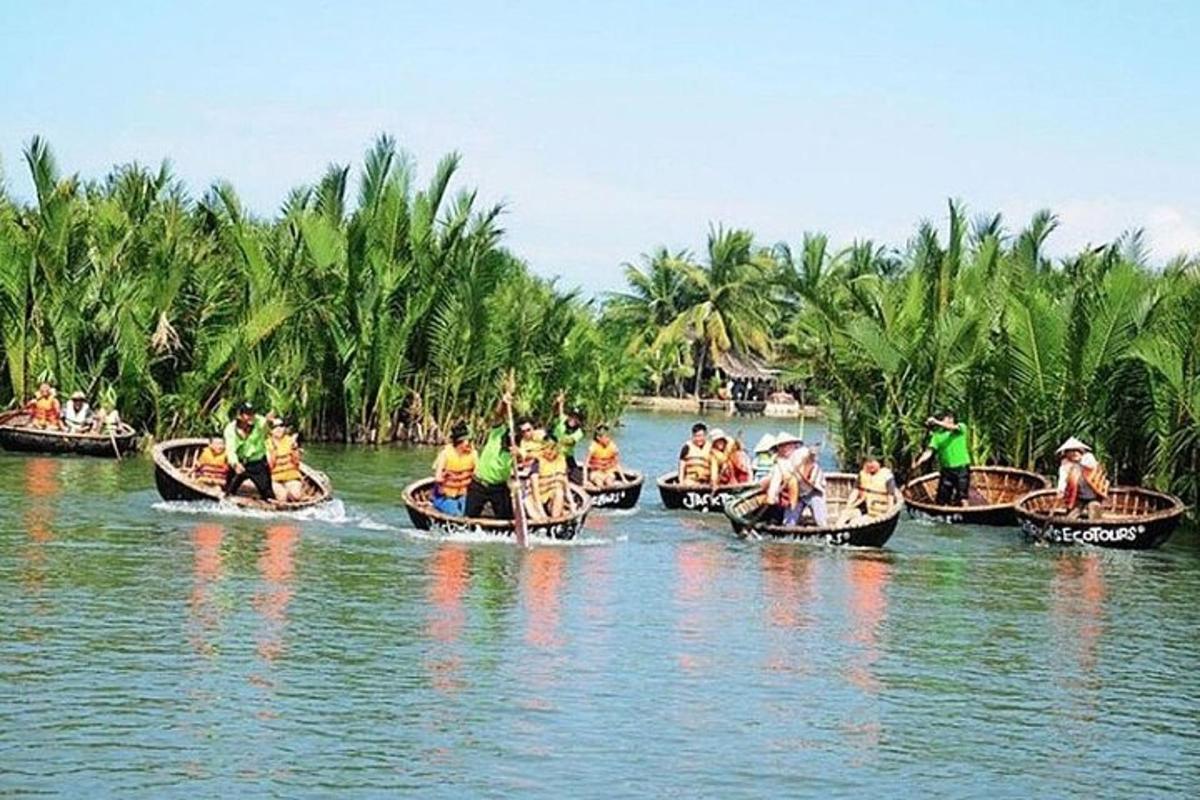 un gruppo di persone in barche sull'acqua