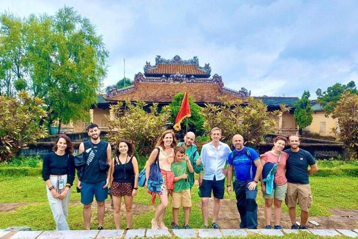 grupp inimesi, kes poseerivad pildi jaoks hoone ees