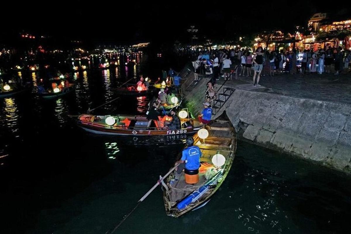 zwei Boote liegen nachts im Wasser