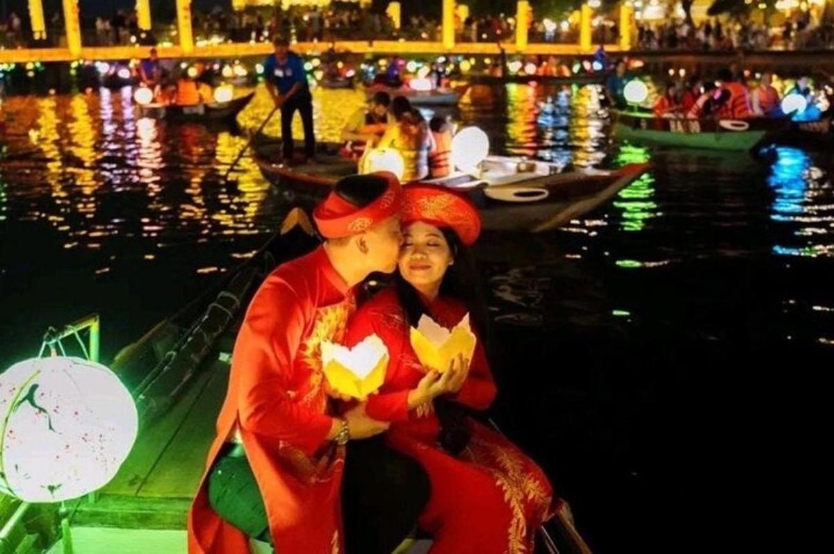 seorang lelaki dan wanita berpakaian kostum di atas bot