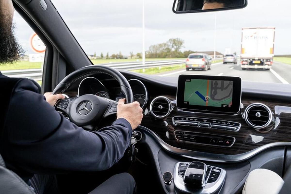 mees, kes juhib autot maanteel