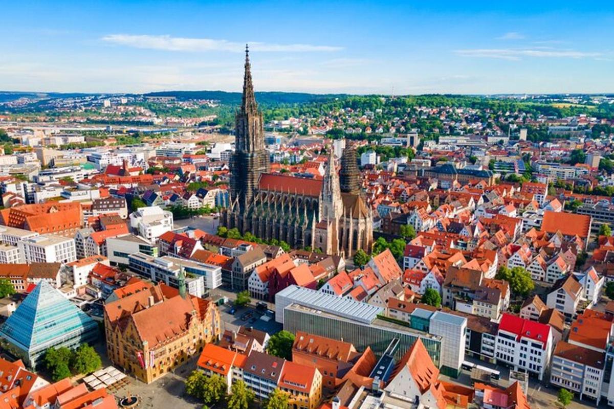 een luchtfoto van een stad met een hoge toren