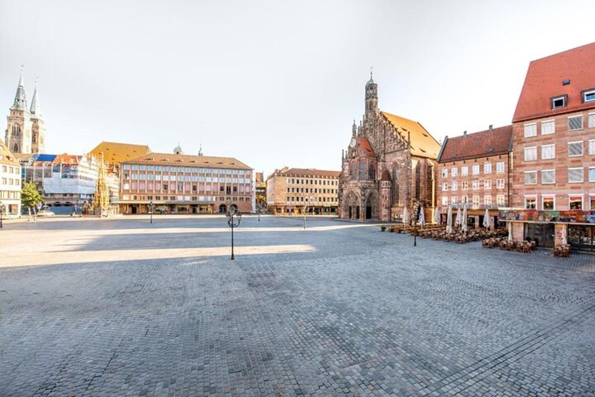 una grande piazza in una città con edifici