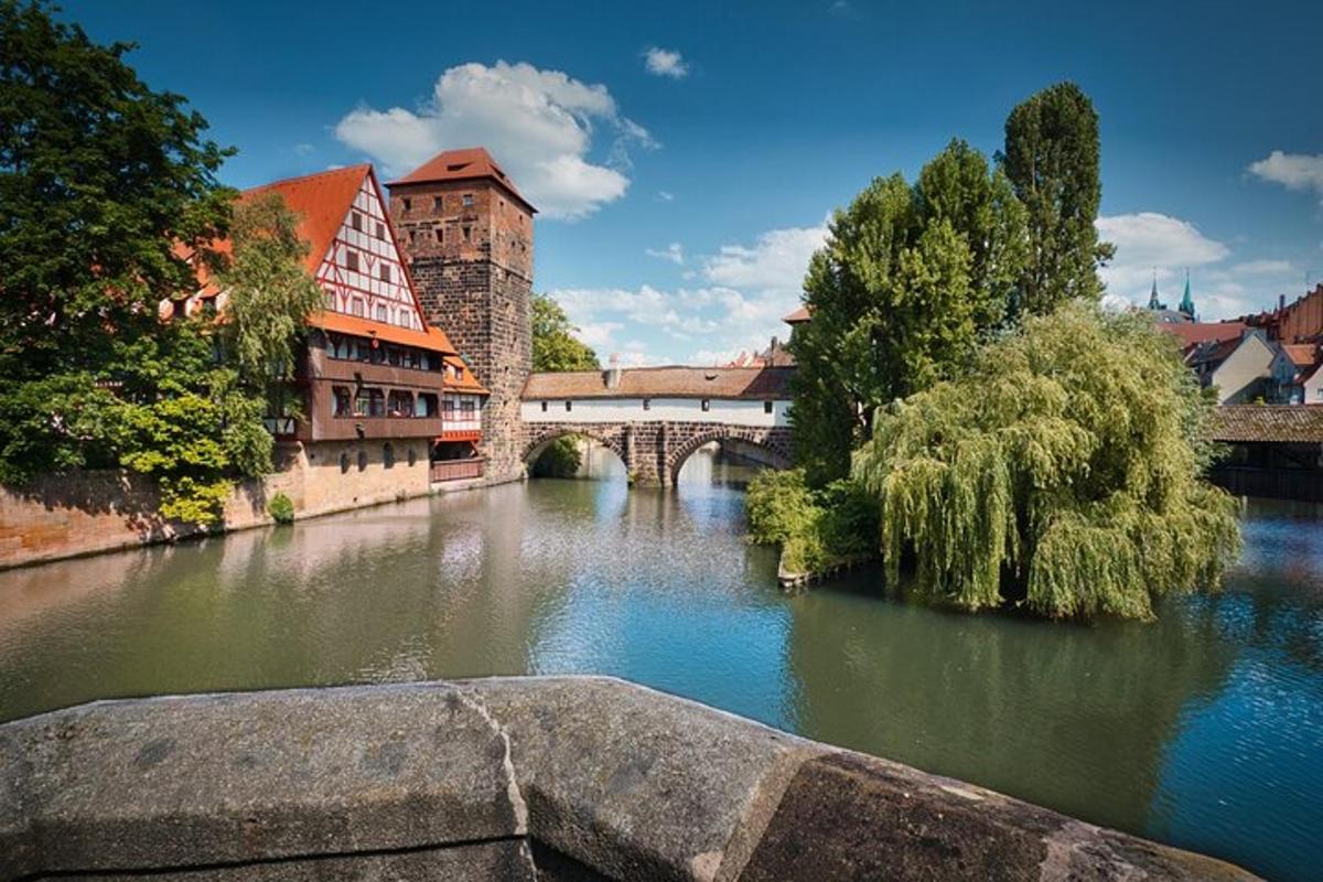 una vista di un fiume con un ponte e degli edifici