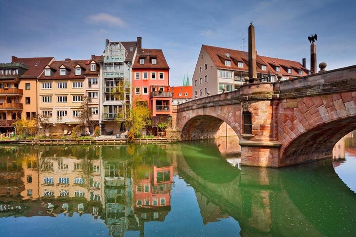 un ponte sopra un fiume in una città con edifici