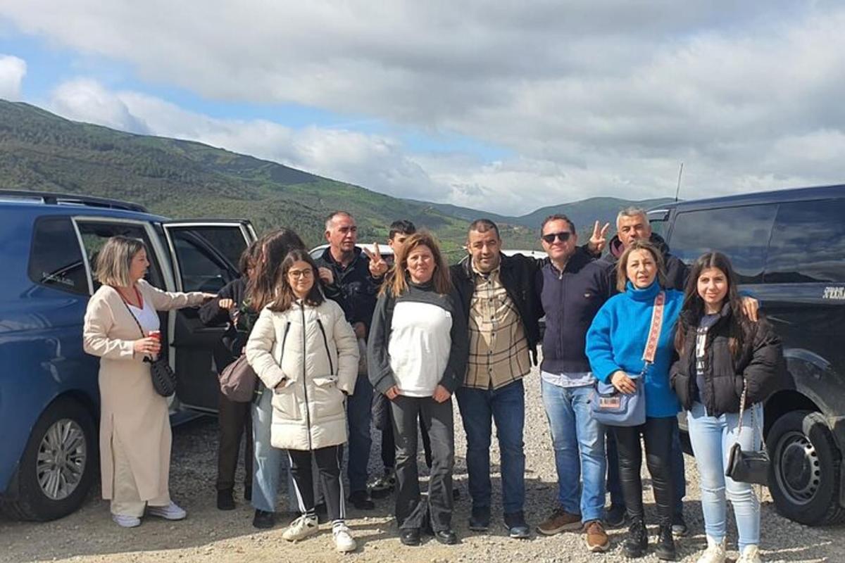 un grup de oameni care stăteau în fața unei dube