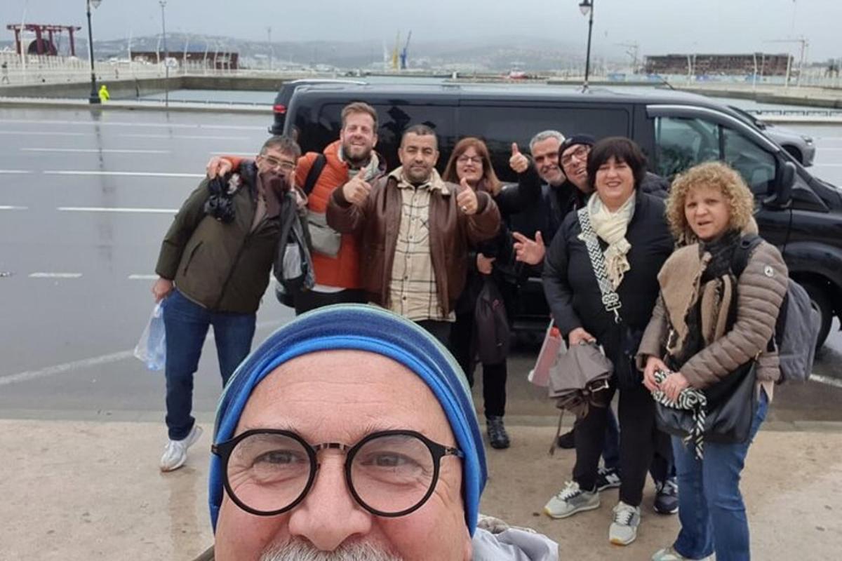un grup de oameni care stăteau în fața unei dube
