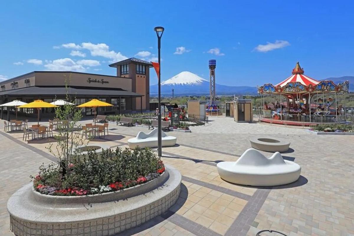 un parco con tavoli e sedie e montagne russe