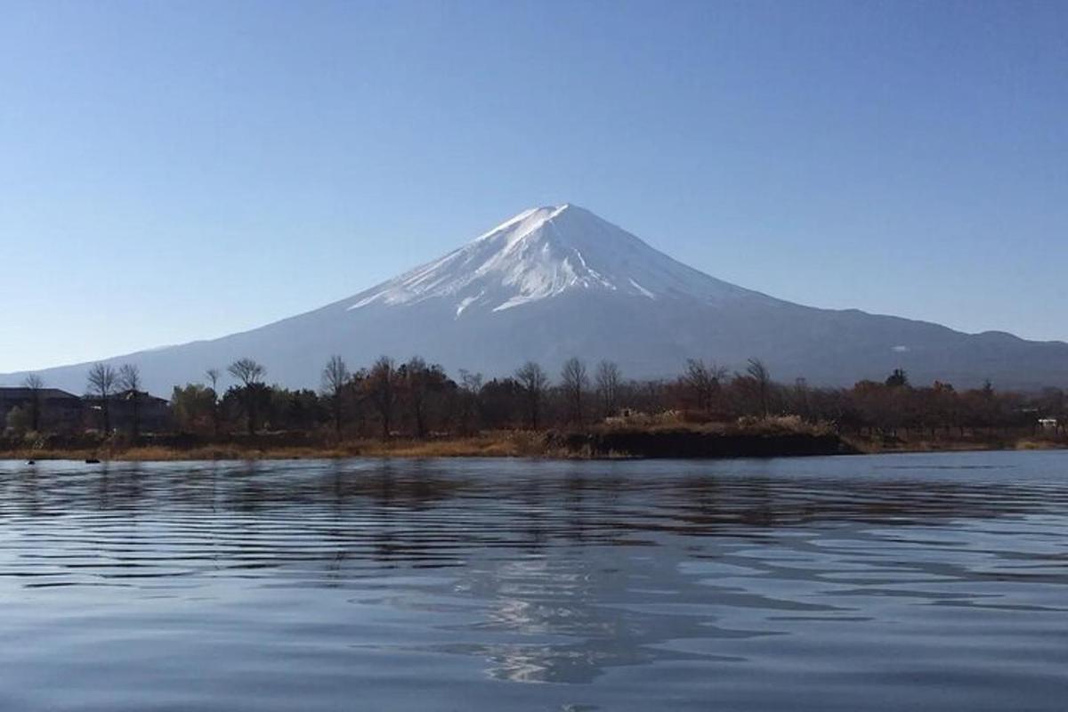 una montagna in lontananza con uno specchio d'acqua