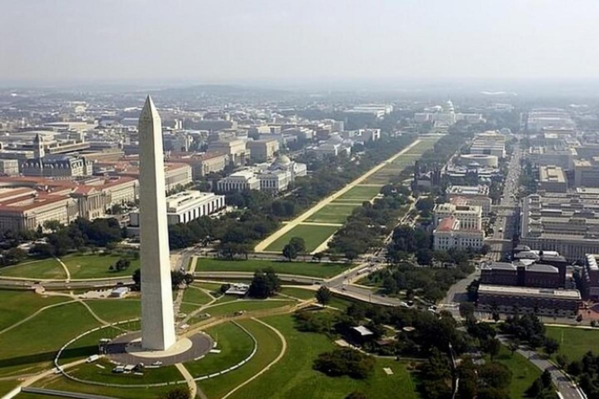 a Washington-emlékmű légifelvétele egy város előtt