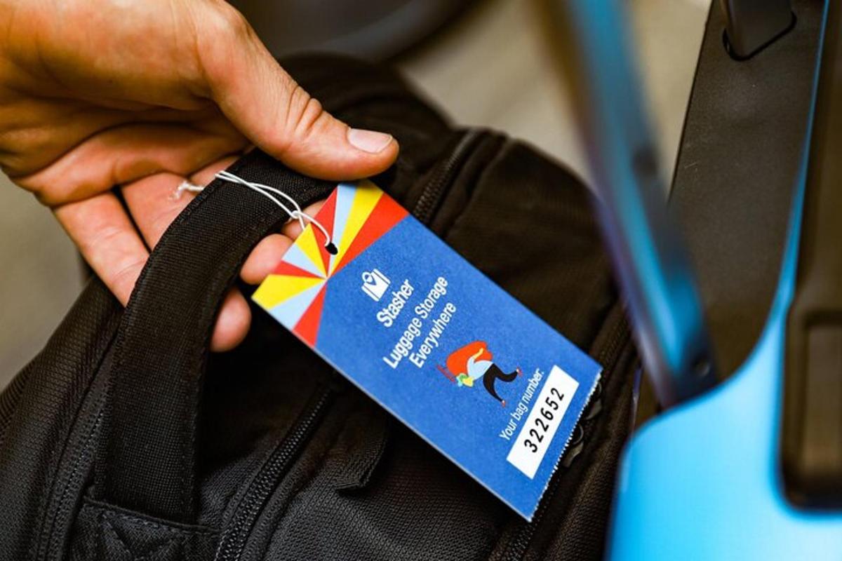 una persona sosteniendo una etiqueta en una bolsa