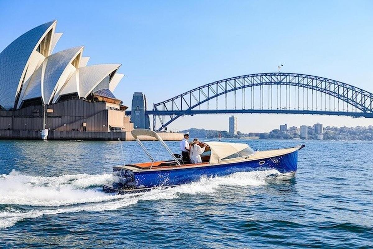 um barco na água com uma ponte ao fundo