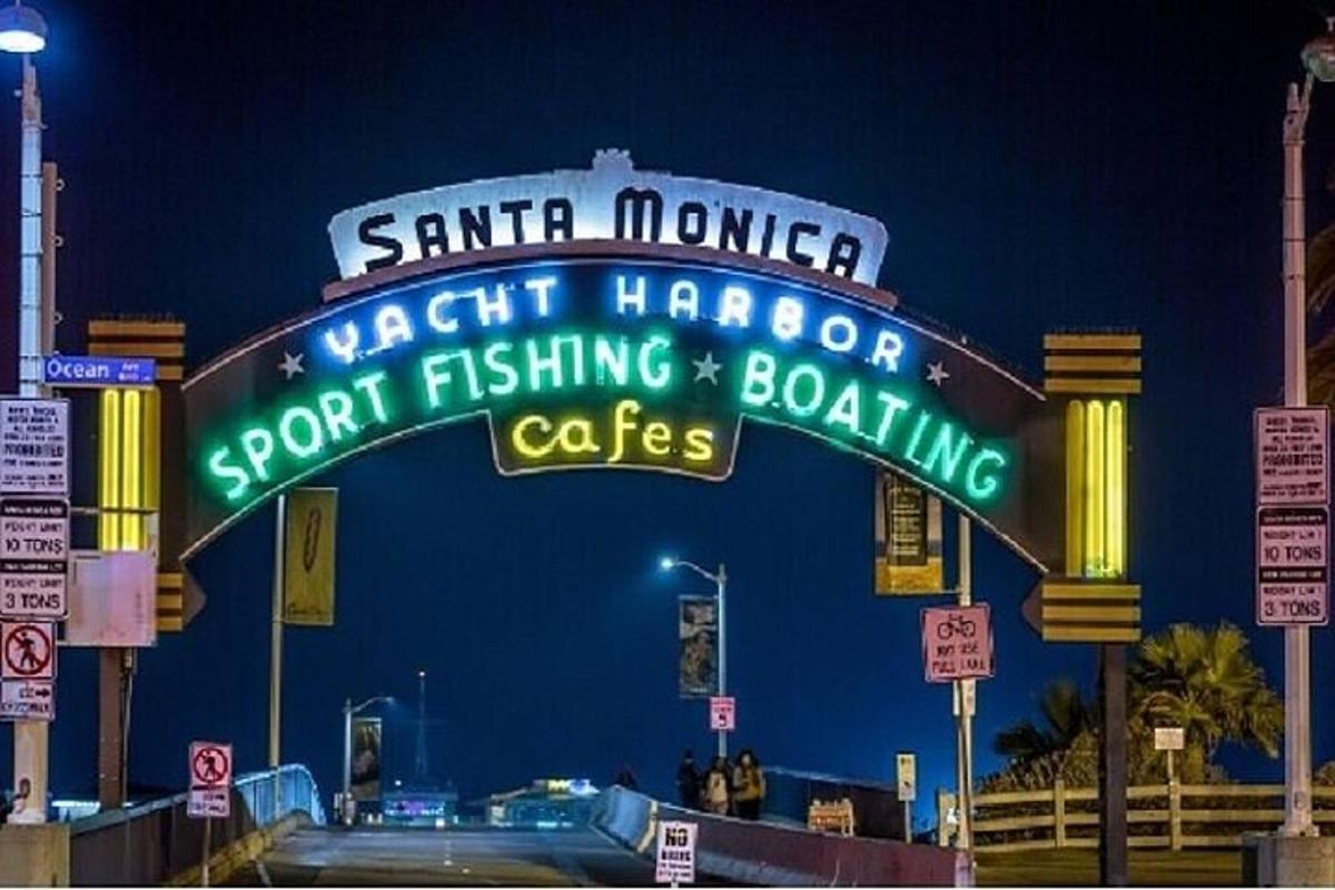 Skilti fyrir sjávarréttaveitingastað í Santa Monica að nóttu til