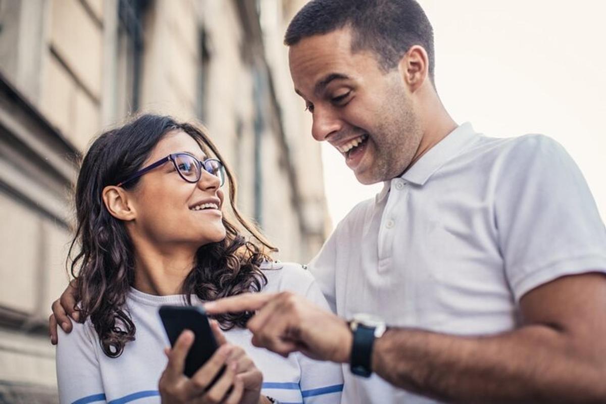 mees ja naine vaatavad mobiiltelefoni