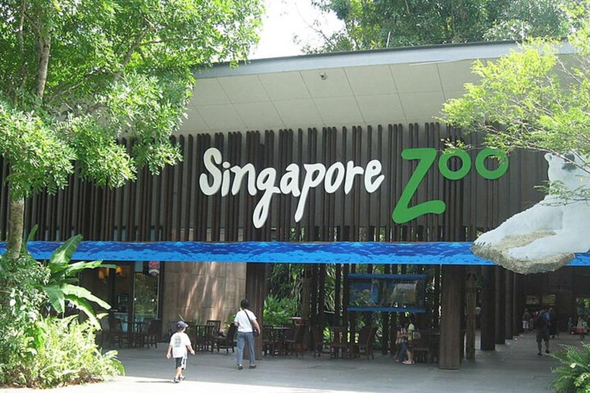 Singapuri loomaaia silt hoone küljel