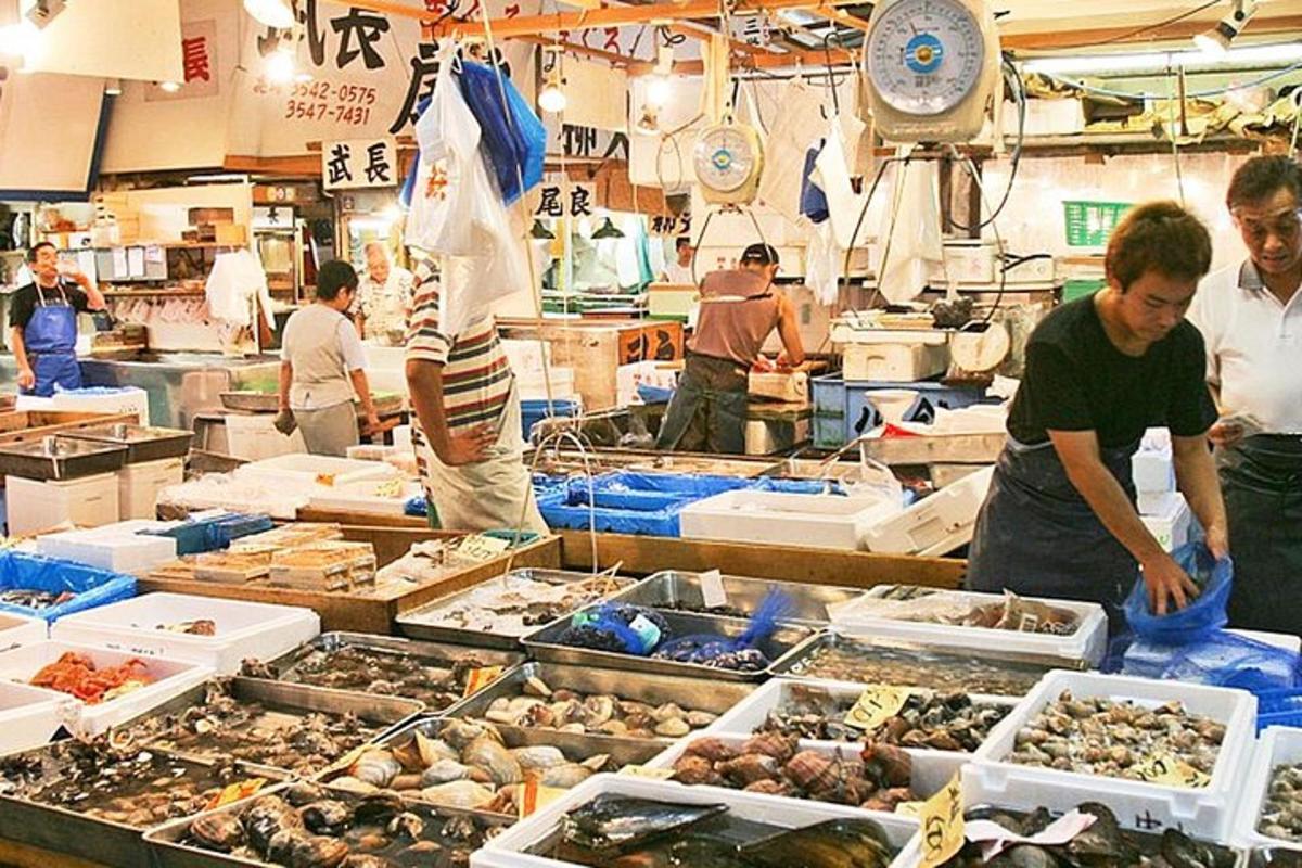 một nhóm người đang đứng trong bếp với đồ ăn