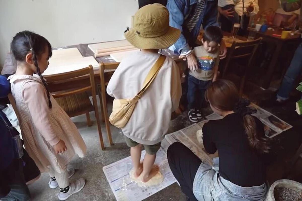 Un grupo de personas paradas en una habitación.