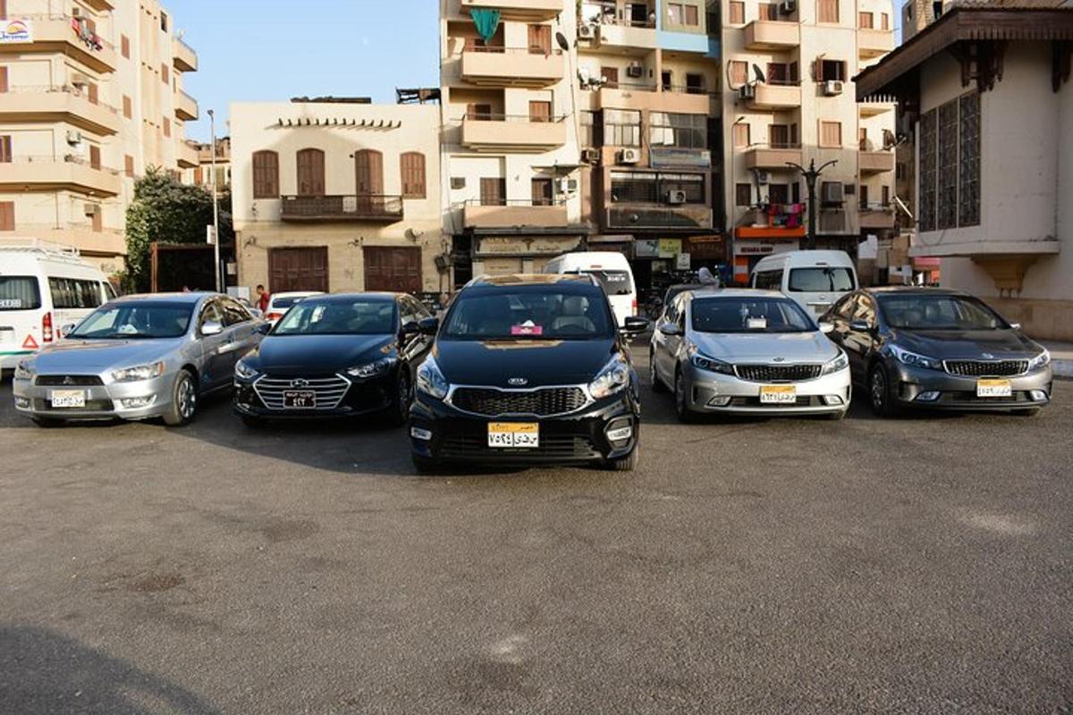 קבוצת מכוניות חונות בחניון