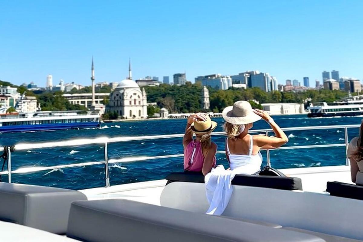 μια γυναίκα και ένα μικρό κορίτσι κάθονται σε μια βάρκα