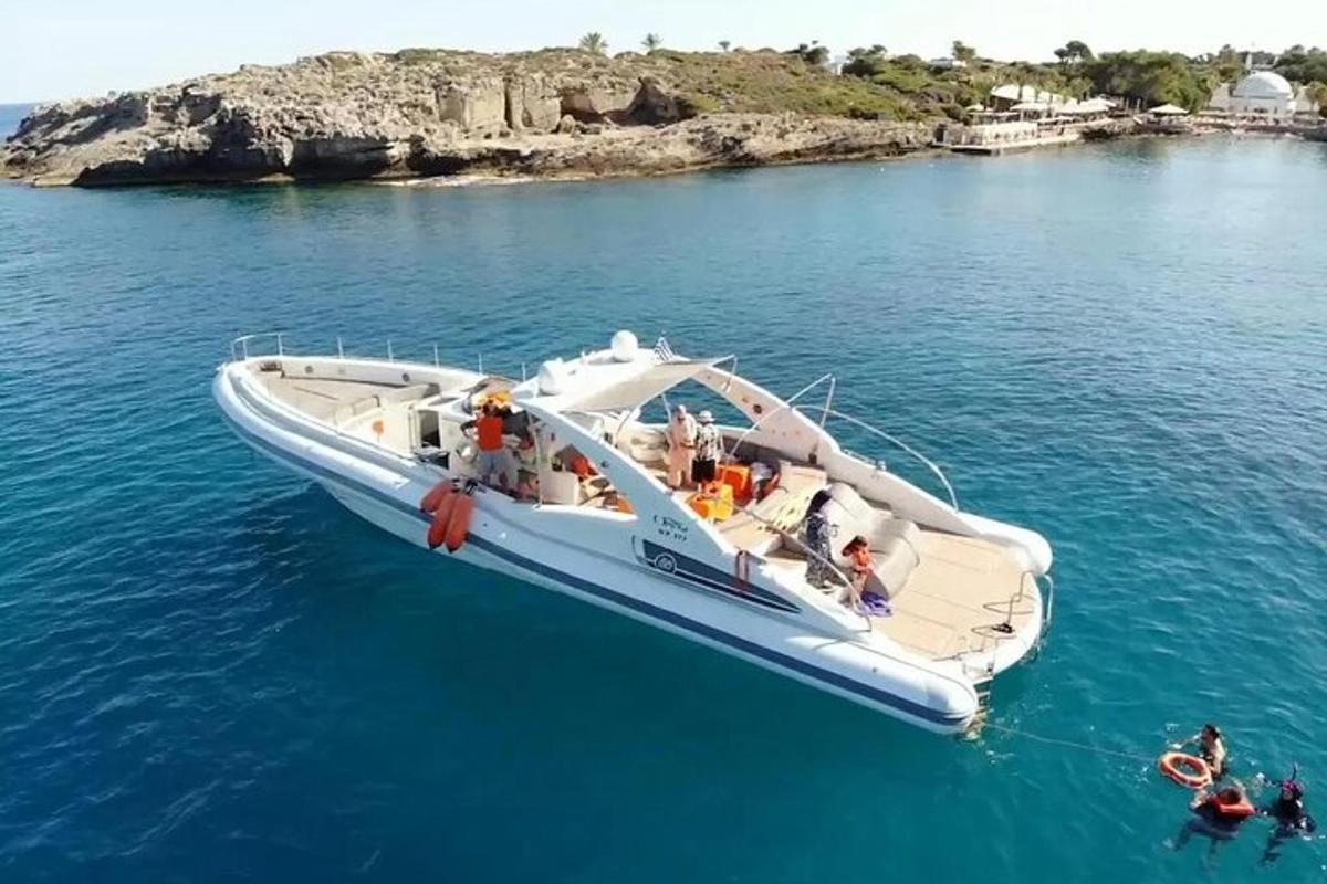 um barco branco na água com pessoas nele