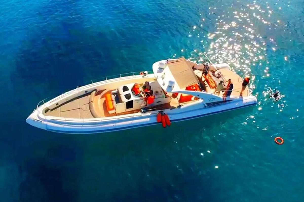 een groep mensen op een boot in het water