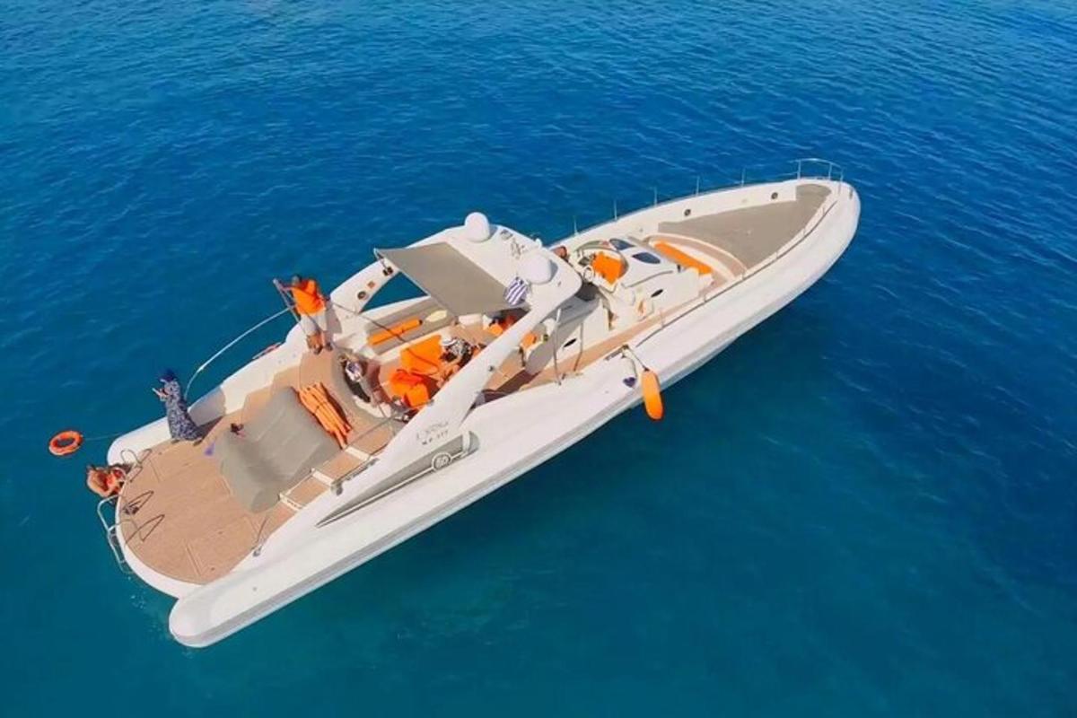 een witte boot die drijft in het blauwe water