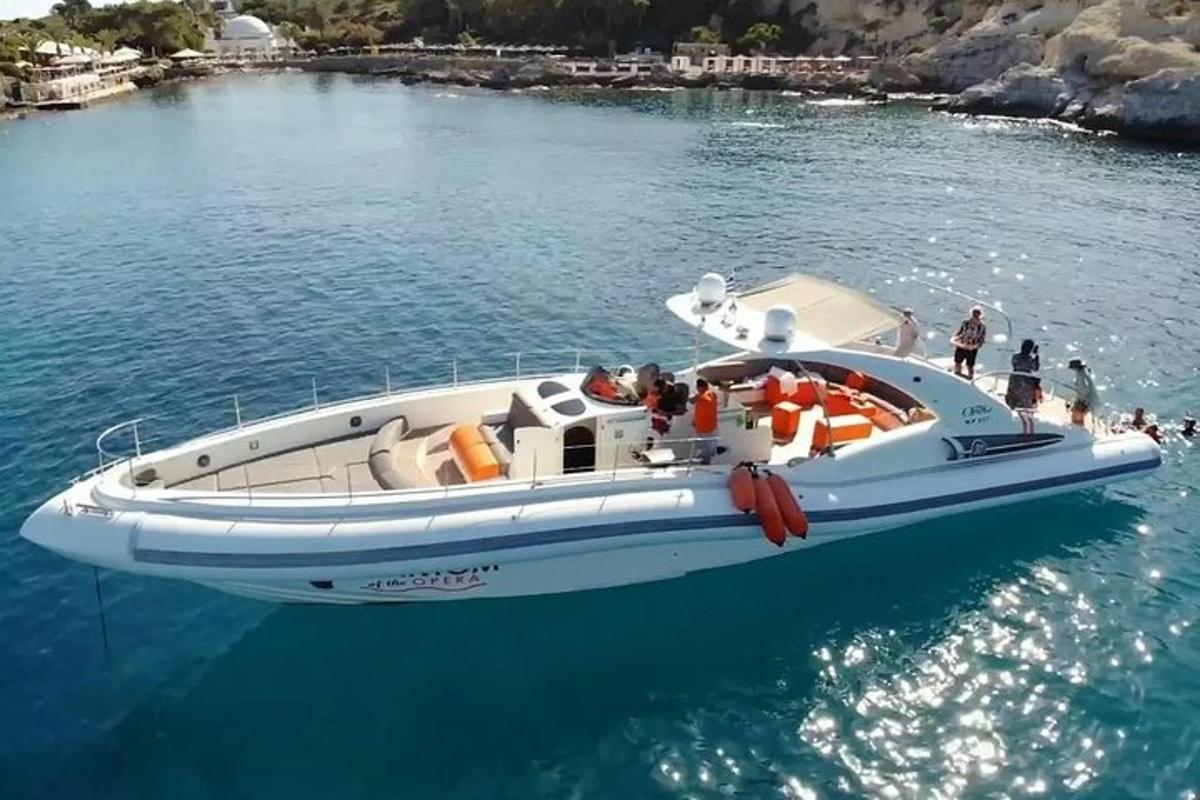 een witte boot in het water met mensen erop