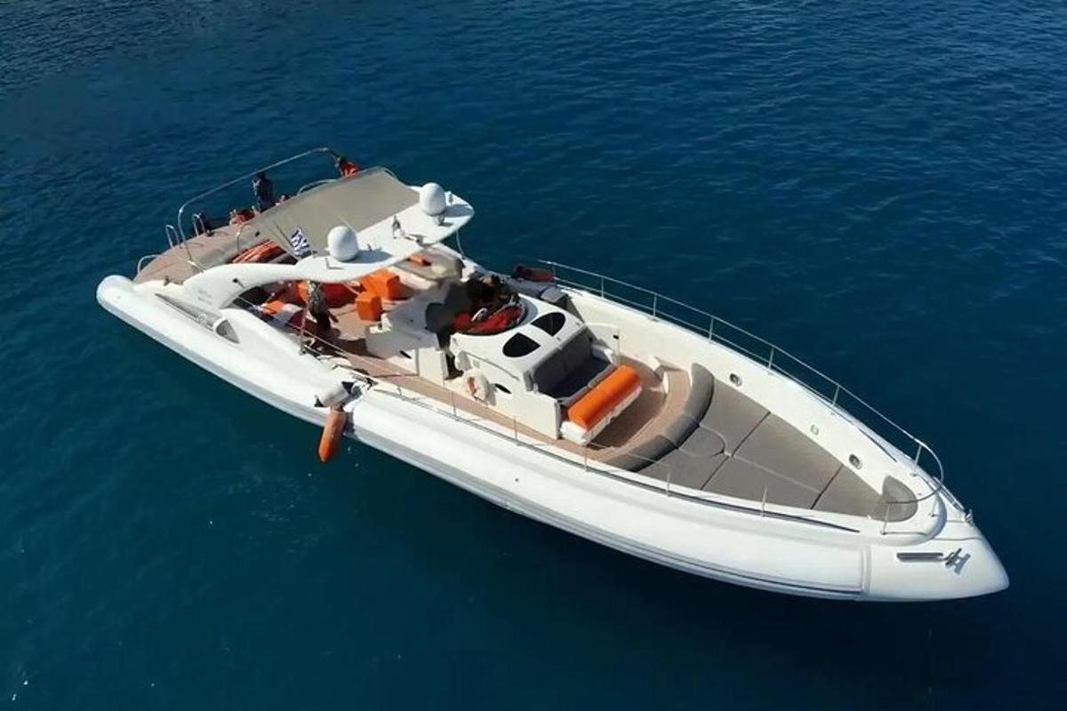 een witte boot die drijft in het blauwe water