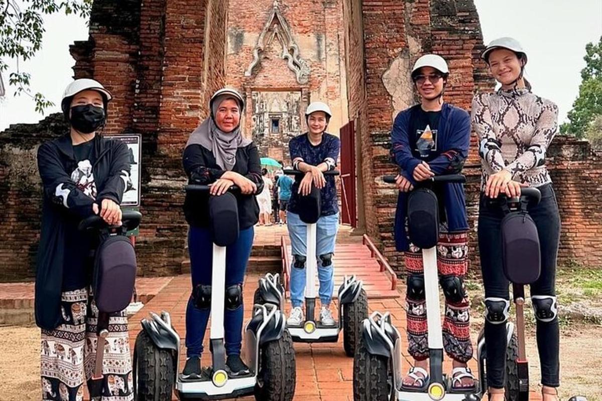 skupina lidí jedoucích na segwayích