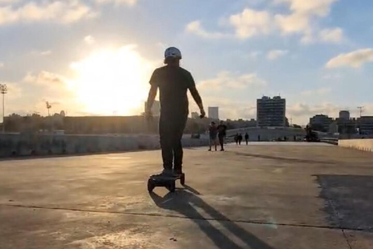 un bărbat care merge pe un skateboard într-un skate park