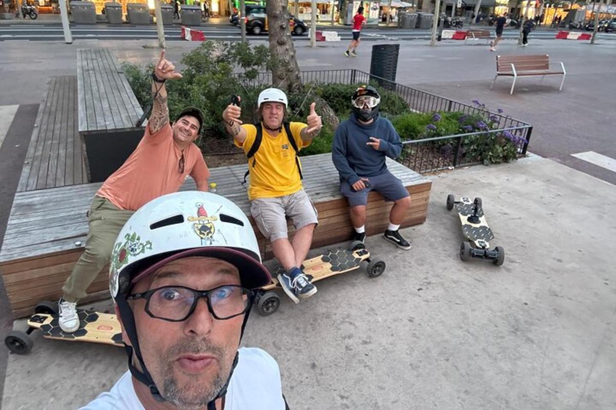 sekelompok pemain skateboard berpose untuk foto